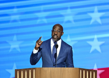 Raphael Warnock, a Democratic senator and pastor from the southern US state of Georgia, speaks on the first day of the Democratic National Convention in Chicago / ©AFP