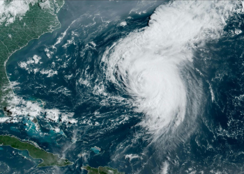 Hurricane Ernesto made landfall in Bermuda, packing maxiumum sustained winds of 85 miles (137 kilometers) per hour. ©AFP