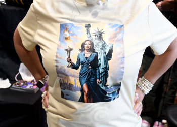 An attendee wears a Lady Liberty Kamala Harris T-shirt as memorabilia is for sale at the Democratic National Convention (DNC) in Chicago / ©AFP