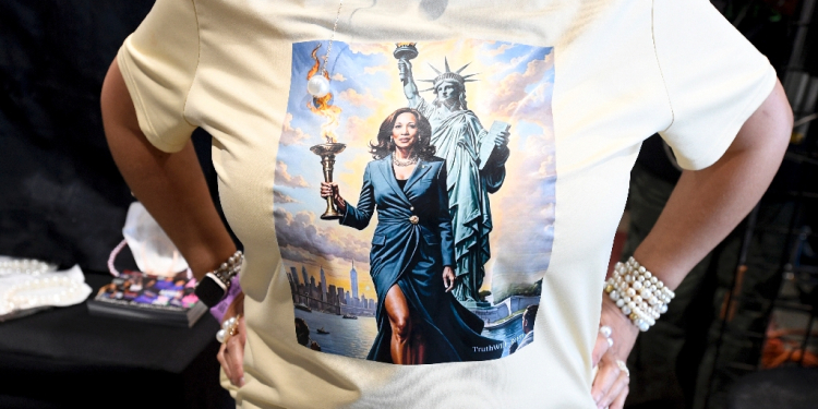 An attendee wears a Lady Liberty Kamala Harris T-shirt as memorabilia is for sale at the Democratic National Convention (DNC) in Chicago / ©AFP