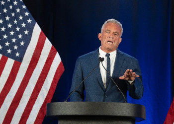 Robert F. Kennedy Jr announcing he was suspending his independent presidential campaign and endorsing Donald Trump / ©AFP