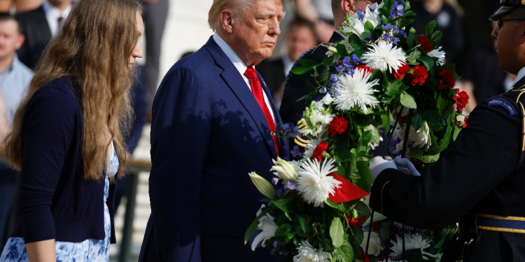 Donald Trump's wreath laying ceremony at Arlington National Cemetery for soldiers killed in Afghanistan ran into controversy after an altercation / ©AFP