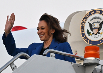 US Vice President Kamala Harris waves as she steps off Air Force Two upon arrival in Chicago on August 18, 2024 / ©AFP