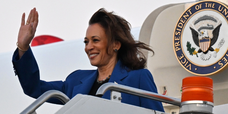 US Vice President Kamala Harris waves as she steps off Air Force Two upon arrival in Chicago on August 18, 2024 / ©AFP