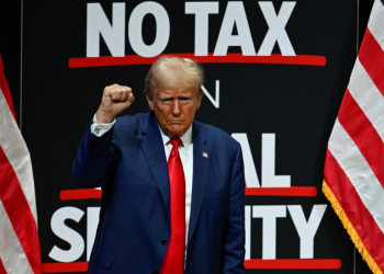 Republican presidential candidate Donald Trump pumps his fist after speaking at a campaign rally in Asheville, North Carolina on August 14, 2024. ©AFP