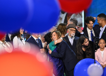 US Vice President and Democratic presidential candidate Kamala Harris embraced family and supporters after her speech in Chicago  / ©AFP