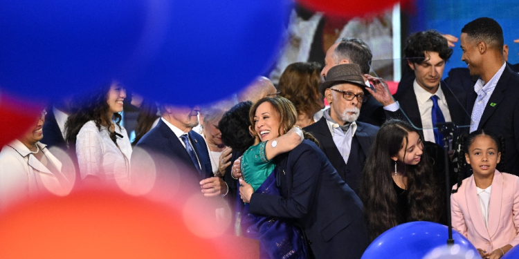 US Vice President and Democratic presidential candidate Kamala Harris embraced family and supporters after her speech in Chicago  / ©AFP