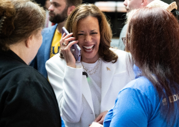 Democratic presidential candidate Kamala Harris speaks to a supporter's daughter as she visits a volunteer appreciation event in Savannah, Georgia on August 29, 2024 / ©AFP