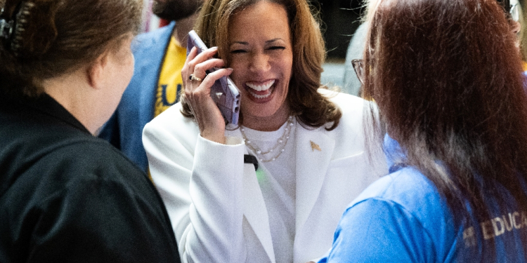 Democratic presidential candidate Kamala Harris speaks to a supporter's daughter as she visits a volunteer appreciation event in Savannah, Georgia on August 29, 2024 / ©AFP