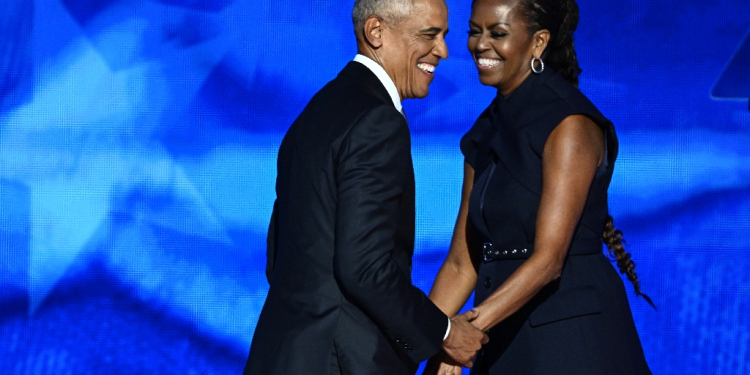 Michelle Obama took to the stage first at the Democratic National Convention, followed by Barack Obama / ©AFP