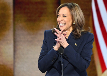 US Vice President and Democratic presidential candidate Kamala Harris speaks on the fourth and last day of the Democratic National Convention (DNC) at the United Center in Chicago, Illinois, on August 22, 2024. / ©AFP