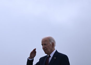 US President Joe Biden salutes as he boards Air Force One at Joint Base Andrews in Maryland / ©AFP