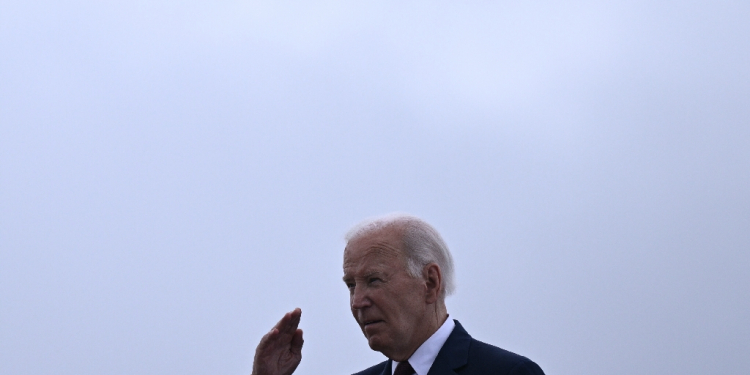 US President Joe Biden salutes as he boards Air Force One at Joint Base Andrews in Maryland / ©AFP