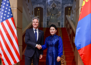 US Secretary of State Antony Blinken (L) meets with Mongolia's Foreign Minister Batmunkh Battsetseg in Ulaanbaatar / ©AFP