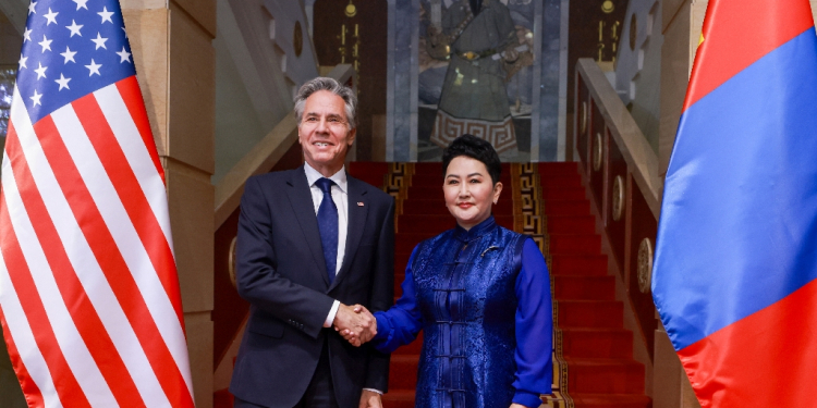 US Secretary of State Antony Blinken (L) meets with Mongolia's Foreign Minister Batmunkh Battsetseg in Ulaanbaatar / ©AFP