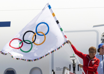 Los Angeles Mayor Karen Bass held the five-ringed Olympic banner, accompanied by several US athletes. ©AFP