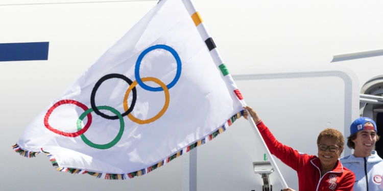 Los Angeles Mayor Karen Bass held the five-ringed Olympic banner, accompanied by several US athletes. ©AFP