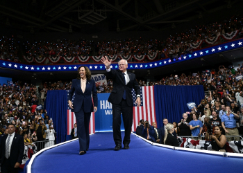 US Vice President and 2024 Democratic presidential candidate Kamala Harris and her running mate Minnesota Gorvernor Tim Walz arrive to speak at Temple University's Liacouras Center in Philadelphia, Pennsylvania, August 6, 2024 / ©AFP