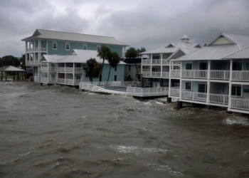 Surge from storm Debby inundates a neighborhood in Cedar Key, Florida. ©AFP