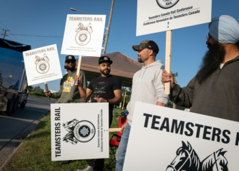 Locked out railway workers picket outside the CN Rail Brampton yard in Ontario province . ©AFP