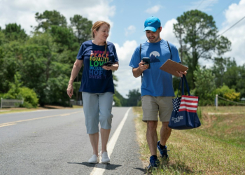 Democratic Party activists Darah Hardy (L) and Yampiere Lugo (R) canvass voters in Laurinburg, North Carolina. ©AFP