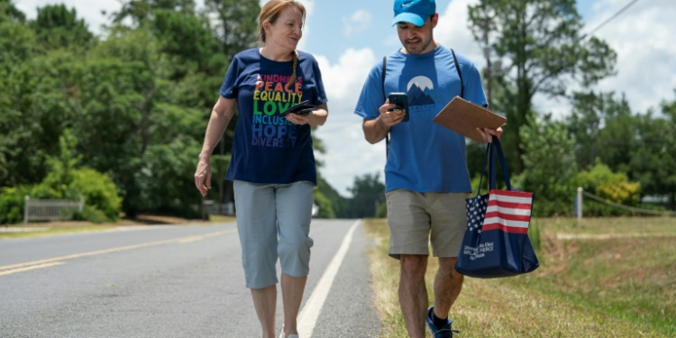 Democratic Party activists Darah Hardy (L) and Yampiere Lugo (R) canvass voters in Laurinburg, North Carolina. ©AFP