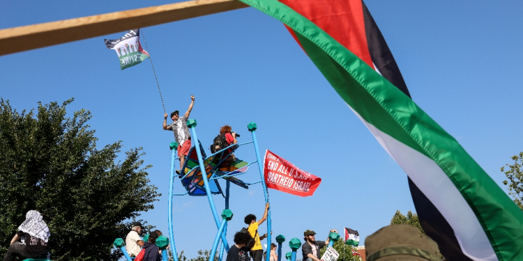 Pro-Palestine activists outside the Democratic National Convention (DNC) in Chicago, Illinois, on August 19, 2024 / ©AFP