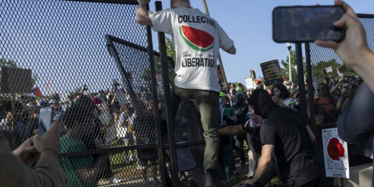 Pro-Palestinian activists breach the security perimeter during a demonstration outside the venue of the Democratic National Convention in Chicago, Illinois, on August 19, 2024. ©AFP