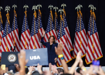 Kamala Harris has thrown herself headlong into a last-minute presidential campaign, under the slogan 'When we fight, we win' / ©AFP