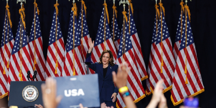 Kamala Harris has thrown herself headlong into a last-minute presidential campaign, under the slogan 'When we fight, we win' / ©AFP