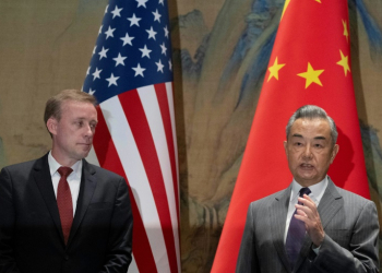 China's Foreign Minister Wang Yi (R) speaks as US National Security Advisor Jake Sullivan looks on before talks at Yanqi Lake in Beijing on August 27, 2024.. ©AFP