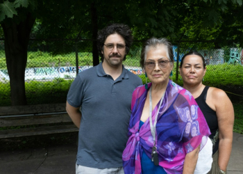 Anthropologist Philippe Blouin poses with Mohawk mothers Kahentinetha and Kwetiio at the Allen Memorial Institute in Montreal. ©AFP