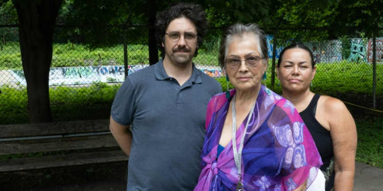 Anthropologist Philippe Blouin poses with Mohawk mothers Kahentinetha and Kwetiio at the Allen Memorial Institute in Montreal. ©AFP