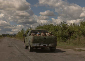 Around 10 blindfolded and bound men in Russian military fatigues being driven in a military vehicle away from the border crossing in the direction of the city of Sumy. ©AFP