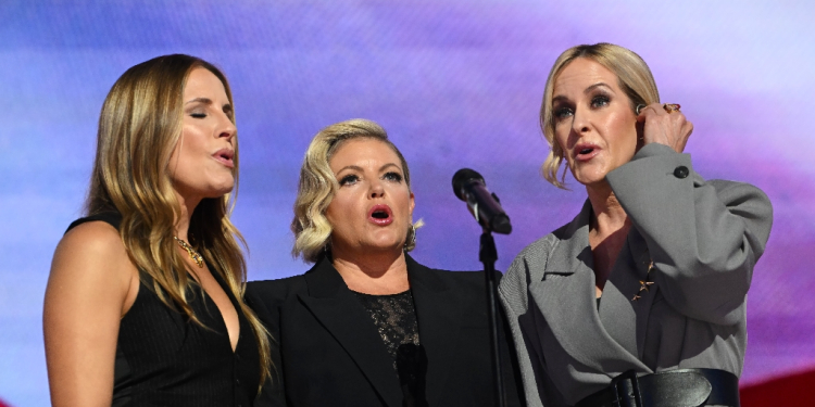 US band The Chicks performed the US national anthem on the fourth and last day of the Democratic National Convention / ©AFP