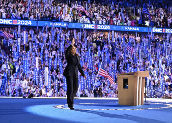 US Vice President and 2024 Democratic presidential candidate Kamala Harris waves as she arrives to the Democratic National Convention in Chicago / ©AFP