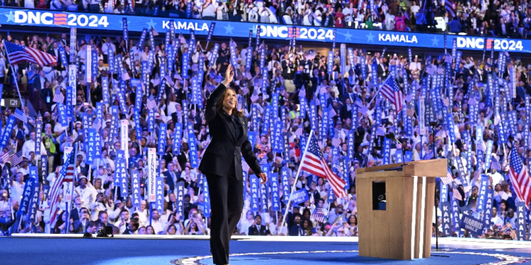 US Vice President and 2024 Democratic presidential candidate Kamala Harris waves as she arrives to the Democratic National Convention in Chicago / ©AFP