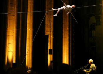 Philippe Petit marked the 50th anniversary of his walk between New York's Twin Towers with a performance in a Manhattan cathedral . ©AFP