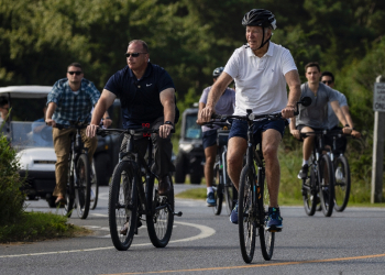 Joe Biden rides his bike through Gordons Pond State Park in Rehoboth Beach, Delaware / ©AFP