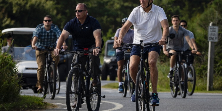 Joe Biden rides his bike through Gordons Pond State Park in Rehoboth Beach, Delaware / ©AFP