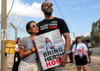 Jonathan Polin and Rachel Goldberg, parents of Hersh Goldberg-Polin, during a demonstration near Kibbutz Nirim in southern Israel on August 29, 2024. ©AFP