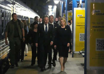 US Secretary of State Antony Blinken walks with US Ambassador to Ukraine Bridget Brink as he departs Kyiv on a train to Poland . ©AFP