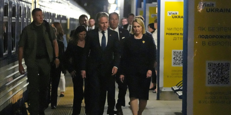 US Secretary of State Antony Blinken walks with US Ambassador to Ukraine Bridget Brink as he departs Kyiv on a train to Poland . ©AFP