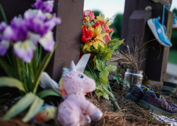 Along the edge of Lake Herrick in Athens, Georgia is a makeshift memorial to Laken Riley, a 22-year-old student who was murdered while out for a morning jog / ©AFP