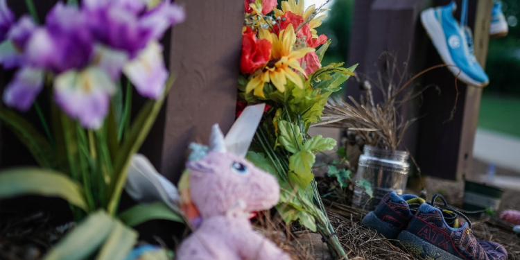 Along the edge of Lake Herrick in Athens, Georgia is a makeshift memorial to Laken Riley, a 22-year-old student who was murdered while out for a morning jog / ©AFP