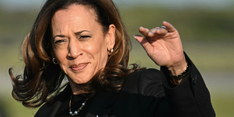 US Vice President and Democratic presidential candidate Kamala Harris waves as she arrives in Philadelphia on the eve of her first presidential debate with Republican Donald Trump / ©AFP