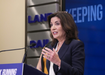 New York Governor Kathy Hochul announces preparations for disruptions for East Coast ports ahead of a potential dockworker strike. ©AFP