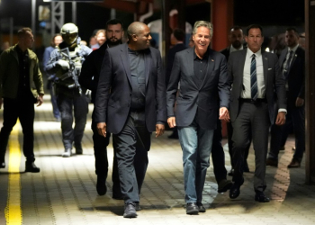 US Secretary of State Antony Blinken and British Foreign Secretary David Lammy arrive at Przemysl train station in Poland on their way to Kyiv. ©AFP