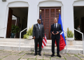 Haitian Prime Minister Garry Conille (L) and US Secretary of State Antony Blinken speak at the US Chief of Mission Residence in Port-au-Prince, Haiti / ©AFP