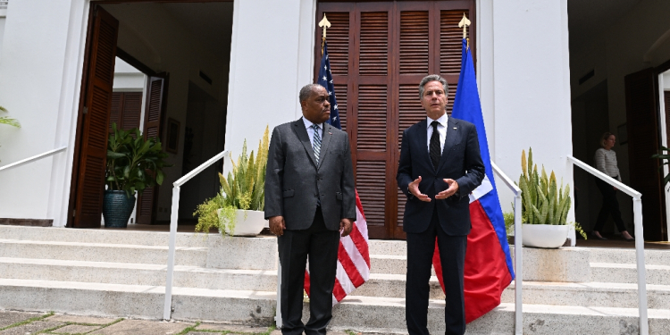 Haitian Prime Minister Garry Conille (L) and US Secretary of State Antony Blinken speak at the US Chief of Mission Residence in Port-au-Prince, Haiti / ©AFP